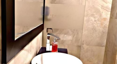 bagno con servizi igienici bianchi in camera di Zenith Hotel a Pipulu