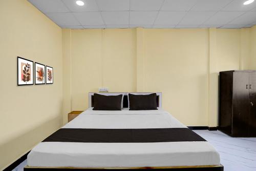 En eller flere senge i et værelse på Hotel O by OYO Chaitanya Lodging