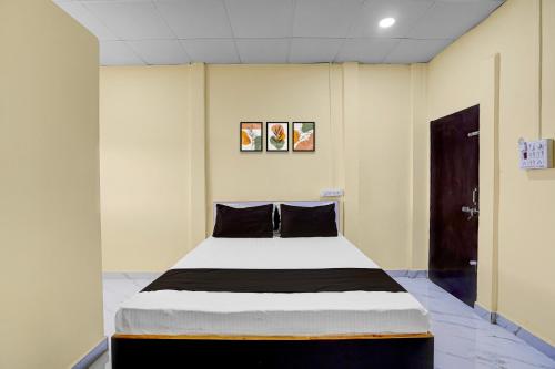 En eller flere senge i et værelse på Hotel O by OYO Chaitanya Lodging