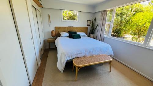 une petite chambre avec un lit et une fenêtre dans l'établissement Stay on Stafford, à Nelson