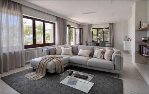 ein Wohnzimmer mit Sofa und Tisch in der Unterkunft MEDITERRANEAN SEASONS, VILLA MEDITERRANEA Taormina, Private Pool & Sea View in Taormina