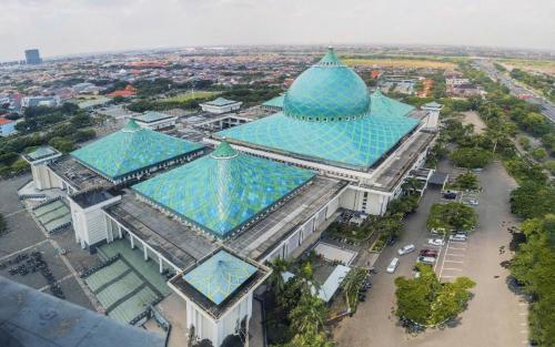 einen Blick über ein Gebäude mit blauem Dach in der Unterkunft G Suites Hotel By AMITHYA in Surabaya