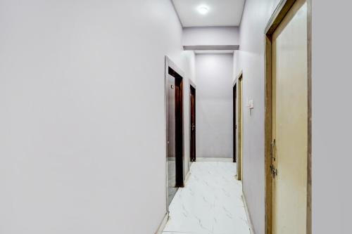 een gang van een lege kamer met een gang bij SPOT ON Hotel Eva Inn in Khagaul