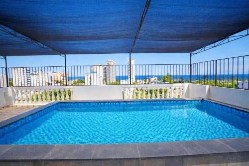 ein Schwimmbad auf dem Dach eines Gebäudes in der Unterkunft Hiếu Thảo Hotel & Restaurant Sầm Sơn in Sầm Sơn