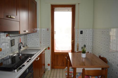 Kuchyň nebo kuchyňský kout v ubytování Homiday - Appartamento Sant'Agnese