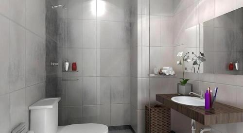 un bagno bianco con un water e un lavandino di Amantis Hotel a Demak