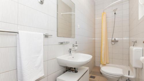ein weißes Badezimmer mit Waschbecken und Toilette in der Unterkunft Villa Tea - Makarska by Villas Guide in Gornji Vinjani
