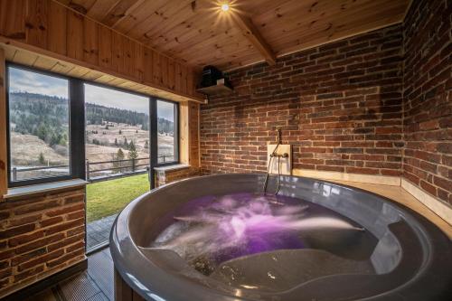a large bath tub in a room with windows at Saduba y Lukasa in Oryavchyk