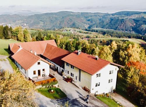 an aerial view of a large white house with a red roof at Ferienhaus am Bauernhof mit Terrasse nähe Wexl Arena in Sankt Corona am Wechsel