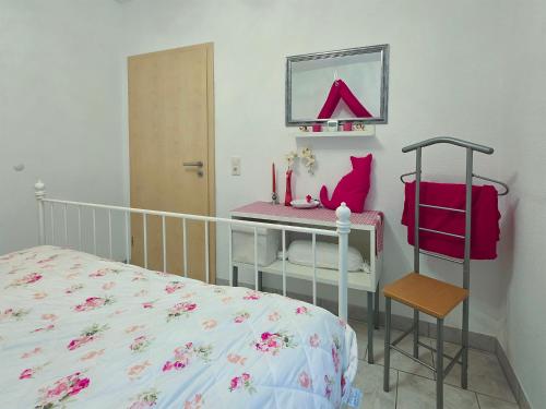 ein Schlafzimmer mit einem Bett, einem Tisch und einem Spiegel in der Unterkunft Ferienwohnung Wilpert in Schwanfeld