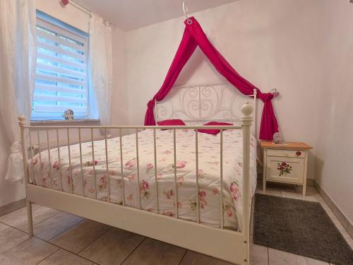 ein Schlafzimmer mit einem Himmelbett in der Unterkunft Ferienwohnung Wilpert in Schwanfeld