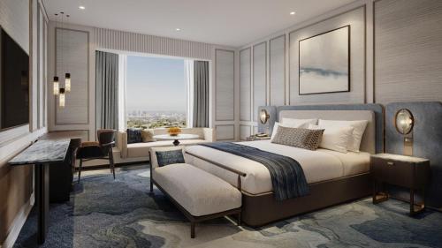 ein Schlafzimmer mit einem Kingsize-Bett und ein Wohnzimmer in der Unterkunft Taj Palace, Lucknow in Lucknow