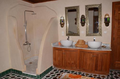 een badkamer met 2 wastafels en een douche met spiegels bij Chambres Émeraude et Rubis - Riad Lotus Bleu in Fès