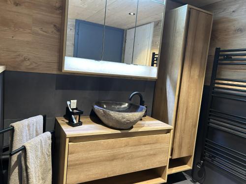 ein Badezimmer mit Waschbecken und Spiegel in der Unterkunft Chalet Waldhüsli - CharmingStay in Quarten