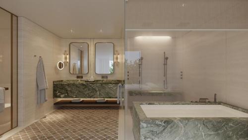 ein Badezimmer mit einer Badewanne, einem Waschbecken und Spiegeln in der Unterkunft Taj Palace, Lucknow in Lucknow