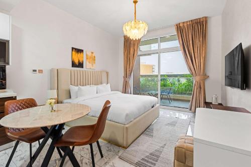 Stylish Pool-View Studio w Balcony & King Bed