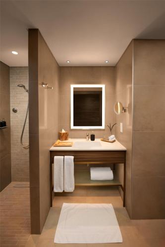 ein Badezimmer mit Waschbecken und Dusche in der Unterkunft Turtle Bay Resort - Red Sea in Ḩanak