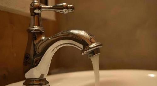 - un robinet avec lavabo et de l'eau dans l'établissement Pilton Resort, à Ban Huai Yang