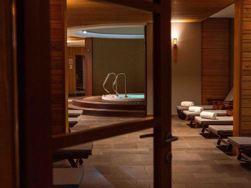een hotelkamer met zwembad en spa bij Harmonija Padel&Wellness Resort in Mengeš