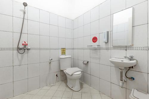 een badkamer met toilet en wastafel bij RedDoorz Plus near Universitas Maranatha Bandung 2 in Bandung
