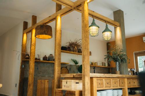 een grote houten deur in een kamer met hanglampen bij Nong Lam Ecolodge in Linh Xuân Thôn