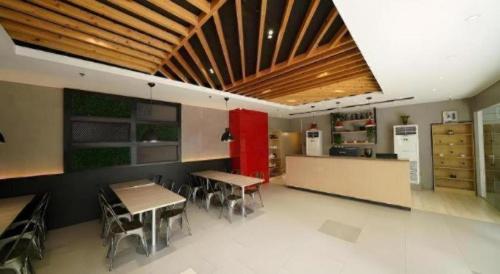 un restaurant avec des tables et des chaises dans une salle dans l'établissement Majestic Hotel Manila - Formerly Octagon Mansion Hotel Manila, à Manille