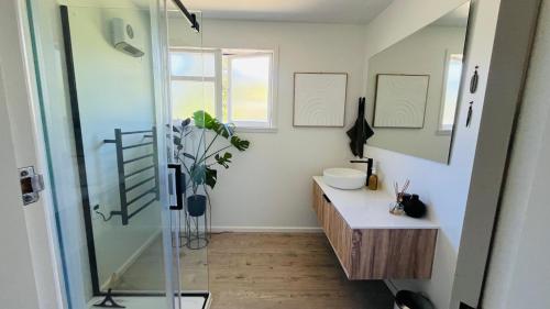 une salle de bain avec douche et lavabo dans l'établissement Stay on Stafford, à Nelson