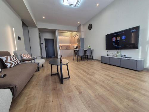 Spacious Central 2BR for 10 Guests and near essentials