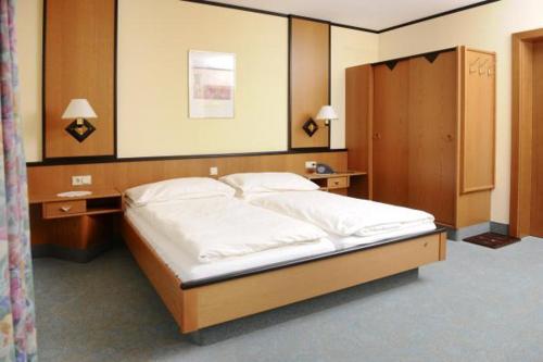 Säng eller sängar i ett rum på Landgasthof Hotel Muhr