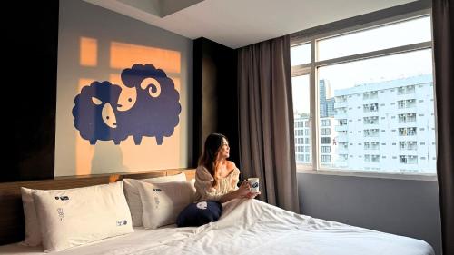 Giường trong phòng chung tại Kokotel Bangkok Dheva Thonglor