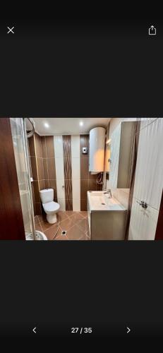 een badkamer met toilet en wastafel bij Вила Хоризонт-Албена in Balchik