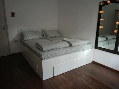 een bed in een kamer met een spiegel bij INSTA Haus in Plovdiv