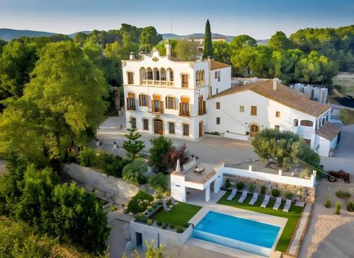een luchtzicht op een herenhuis met een zwembad bij Habitación Apagallums in Castellví de la Marca