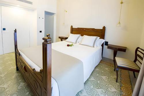 een slaapkamer met 2 bedden en een stoel bij Habitación Apagallums in Castellví de la Marca