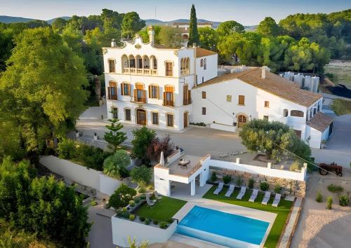 een luchtzicht op een herenhuis met een zwembad bij Habitacion Cantarelus in Castellví de la Marca