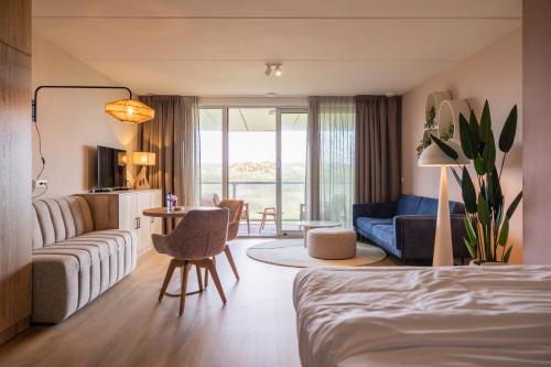 Postel nebo postele na pokoji v ubytování Strandhotel Buren aan Zee