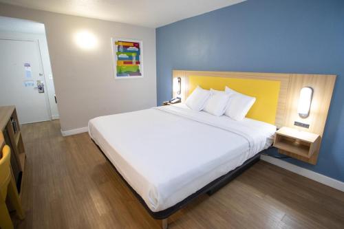 a bedroom with a large bed in a hotel room at Park Inn by Radisson in Fargo