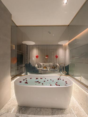 a living room with a tub with flowers on it at Rose Garden Hotel فندق روز جاردن in Riyadh