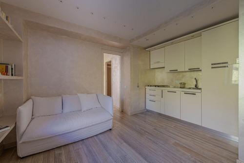 un salon avec un canapé blanc et une cuisine dans l'établissement La Casina, à Terminillo