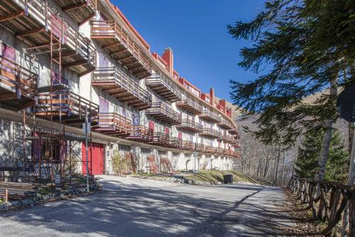 un bâtiment avec un échafaudage sur son côté dans l'établissement La Casina, à Terminillo