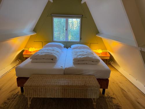 due letti singoli in una stanza con finestra di Boshuisje Rekem - Nirvana a Lanaken