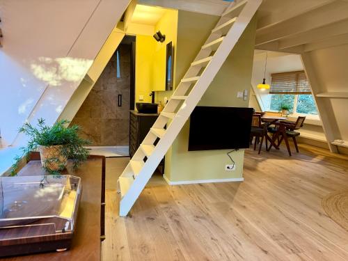 un soggiorno con scala e una sala da pranzo di Boshuisje Rekem - Nirvana a Lanaken