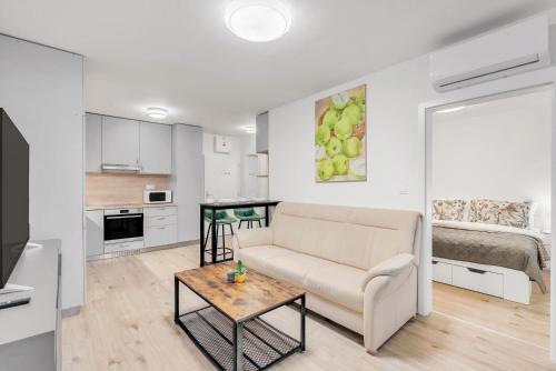 Modern Airport Stay - BTS & Avion Mall