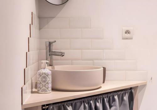 un bagno con lavandino su un bancone di Cocoon Cosy Coeur de Beaucaire - 4 a Beaucaire