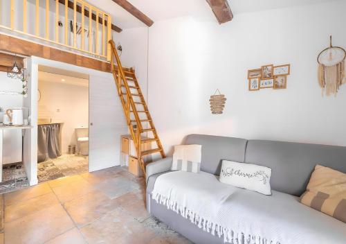 un soggiorno con un divano e una scala di Cocoon Cosy Coeur de Beaucaire - 4 a Beaucaire