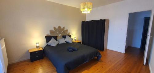 een slaapkamer met een groot bed in een kamer bij Atypique Vendee in Luçon