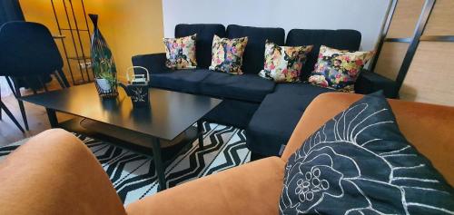 een woonkamer met een bank en een tafel bij Atypique Vendee in Luçon