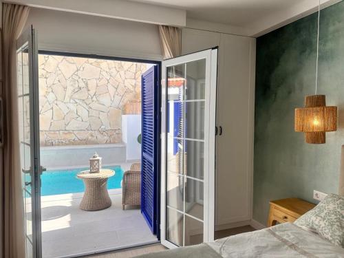 Et badeværelse på CARAMELLO - AC, cliffs & ocean view, fibre net, garage, tv channels