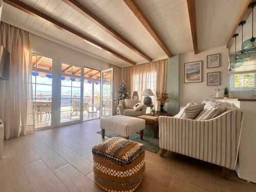 En eller flere senge i et værelse på CARAMELLO - AC, cliffs & ocean view, fibre net, garage, tv channels