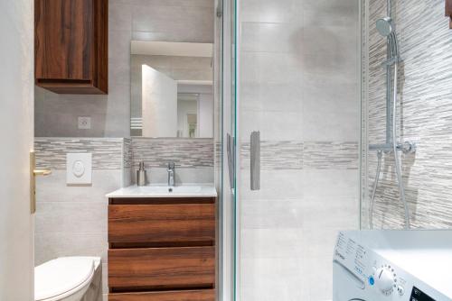 ein Badezimmer mit Dusche, Waschbecken und Toilette in der Unterkunft La Proue - Appartement vue mer in Concarneau